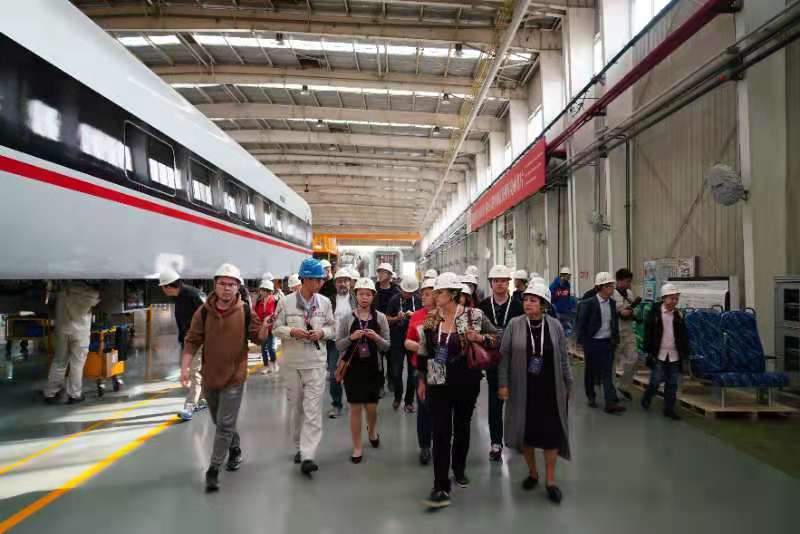وفد الصحفيين الاجانب يزور قاعدة تصنيع القطارات فائقة السرعة بتشينغداو