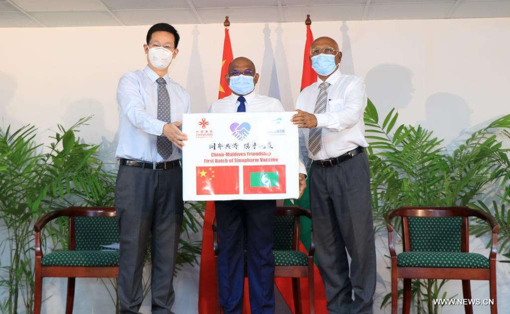 الصين تسلم الدفعة الأولى من تبرعات لقاح كورونا إلى المالديف