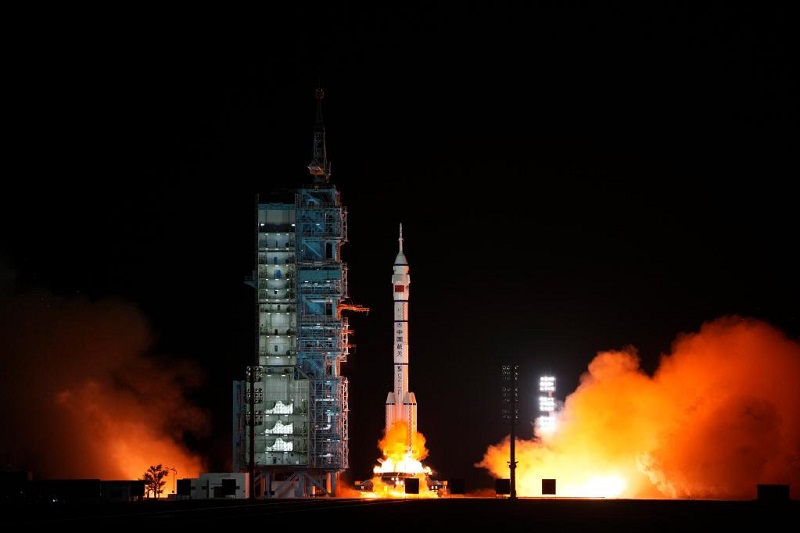 الصين تطلق سفينة الفضاء 
