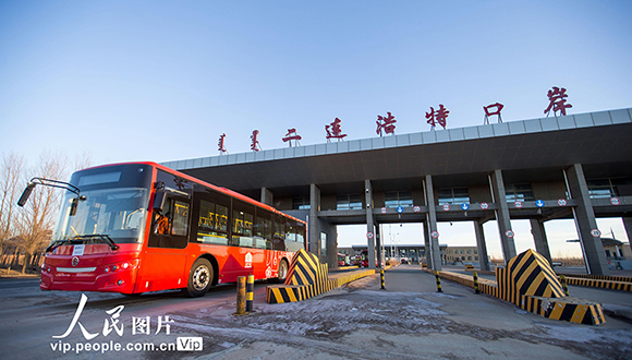 الصين تُصدّر 224 حافلة إلى منغوليا                    تم مؤخراً تصدير 18 حافلة إلى أولان باتور في منغوليا، عبر ميناء ارنهوت في منطقة منغوليا الداخلية ذاتية الحكم بشمالي الصين، فيما من المخطط أن يتم تسليم 189 حافلة أخرى قبل عطلة عيد الربيع الصيني في أواخر يناير الجاري.