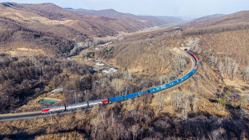ميناء بشمال شرقي الصين يشهد 2000 رحلة لقطارات الشحن بين الصين وأوروبا