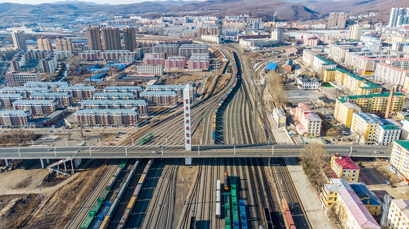 ميناء بشمال شرقي الصين يشهد 2000 رحلة لقطارات الشحن بين الصين وأوروبا