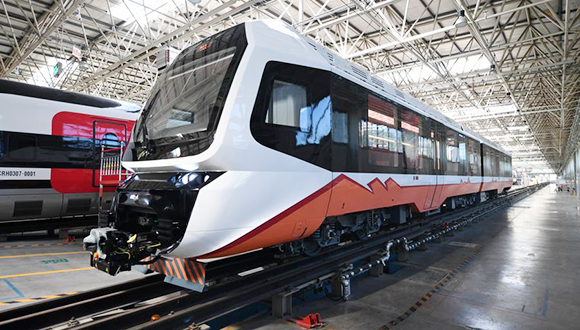  شركة صينية تنتج أول قطار خفيف يعمل بالطاقة الجديدة للأرجنتين                     أنتجت شركة "سي آر آر سي تانغشان المحدودة"، وهي شركة صينية كبرى لتصنيع القطارات عالية السرعة، أول قطار خفيف للسكك الحديدية يعمل بالطاقة الجديدة للأرجنتين، وهو أول مشروع تصدير لمثل هذه القطارات من الصين.وأقيمت مراسم استكمال إنتاج القطار اليوم (الثلاثاء) في تانغشان بمقاطعة خبي بشمالي الصين.