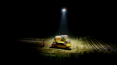 طائرة من دون طيار في الصين تنير طريق آلات حصاد القمح ليلا