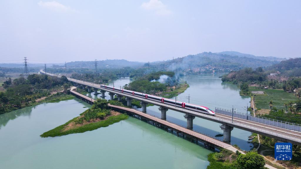 يعد خط السكك الحديدية عالي السرعة الرابط بين جاكرتا وباندونغ أول خط سكة حديد فائق السرعة في إندونيسيا وجنوب شرق آسيا. وهو مشروع نموذجي في التعاون الصيني الإندونيسي في إطار مبادرة "الحزام والطريق".