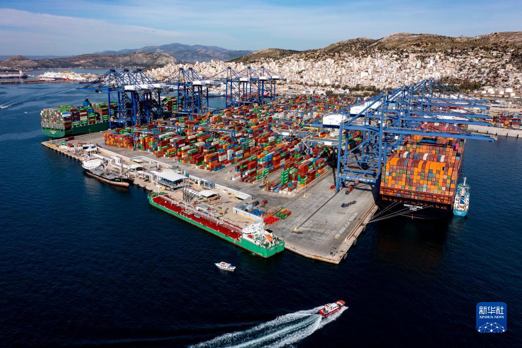 ارتفعت سعة الشحن السنوية لميناء بيريوس اليوناني إلى أكثر من 5 ملايين حاوية نمطية، مما يجعله رابع أكبر ميناء للحاويات في أوروبا، وأحد الموانئ الرائدة في البحر الأبيض المتوسط. ويعد الميناء مشروعا نموذجيا في التعاون في إطار مبادرة الحزام والطريق. 