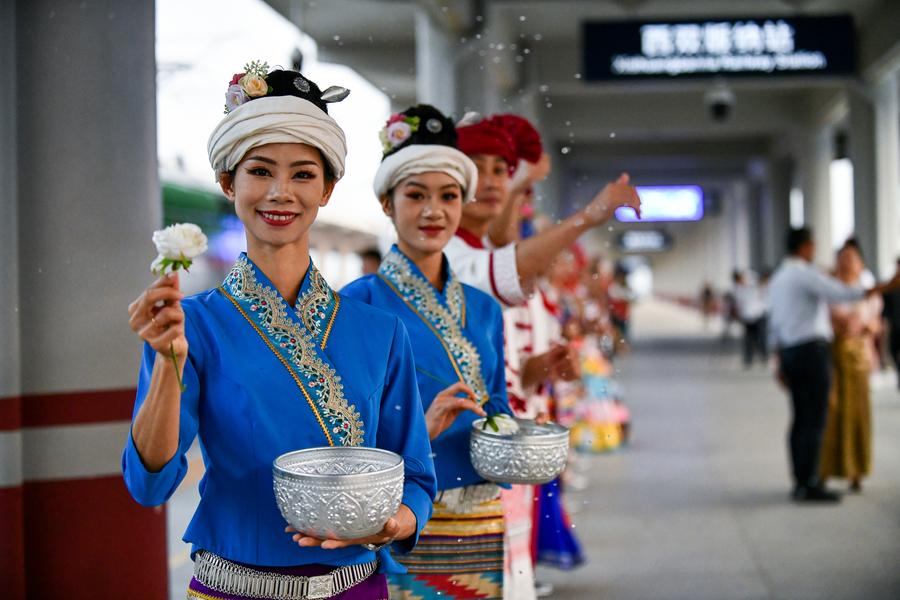 خط السكة الحديد بين الصين ولاوس يتعامل مع أكثر من 180 ألف رحلة ركاب عبر الحدود