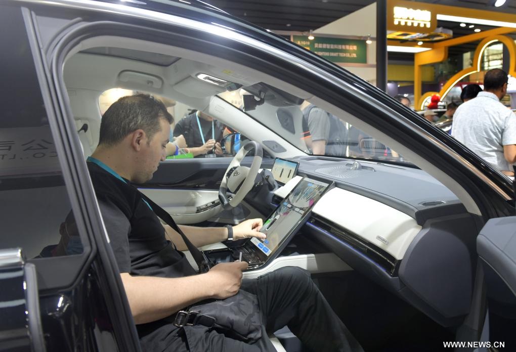 سيارات الطاقة الجديدة تجذب الزوار في معرض كانتون