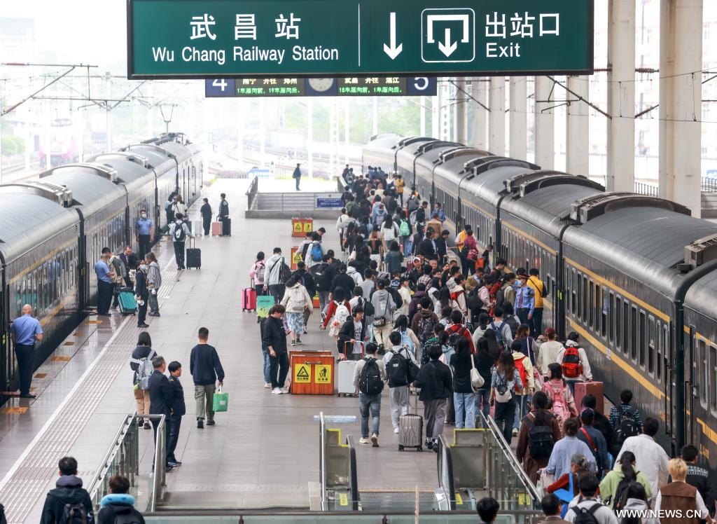 الصين تتوقع 18.65 مليون رحلة بالسكك الحديدية في اليوم الأخير من عطلة عيد العمال