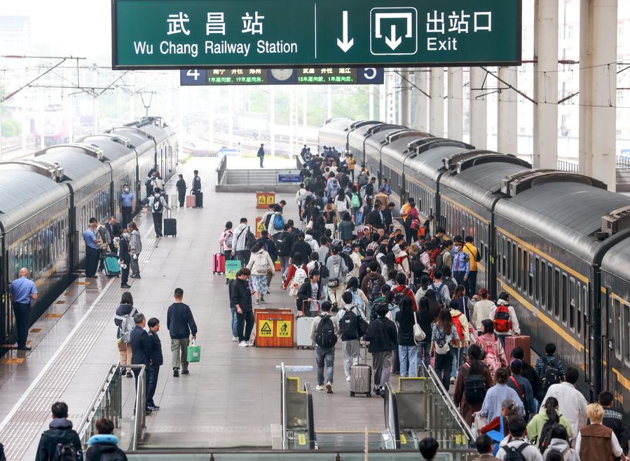 الصين تسجل أكثر من 1.3 مليار رحلة ركاب خلال عطلة عيد العمال