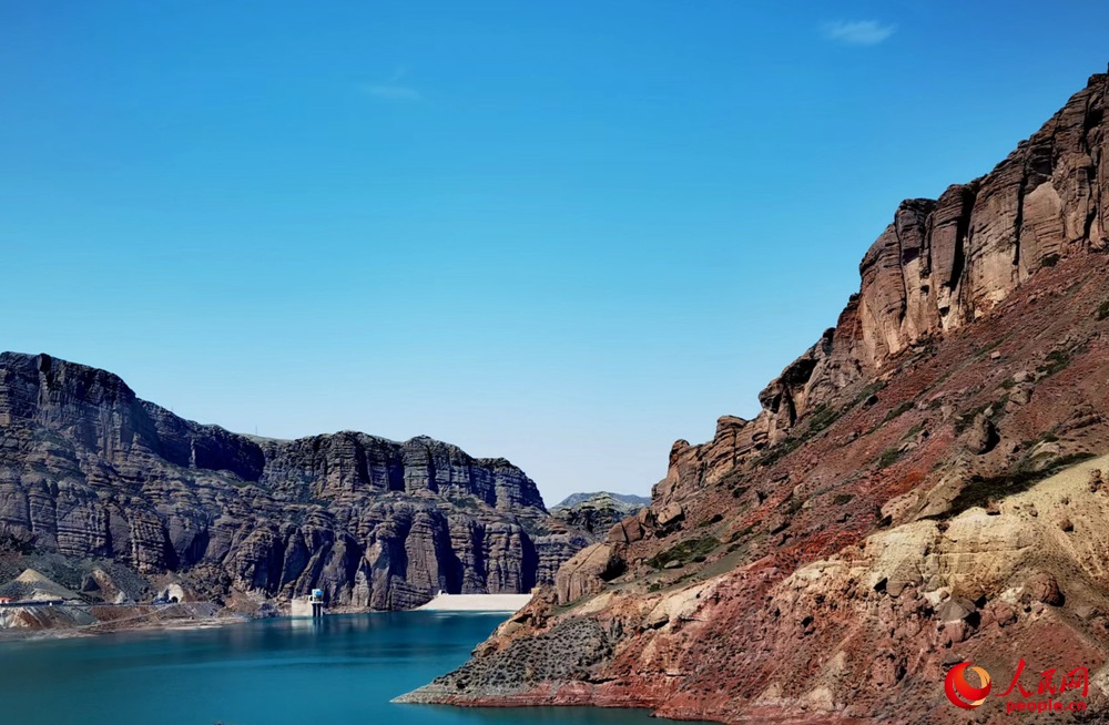 في شينجيانغ، طريق واحد يأخذك بين أربعة فصول