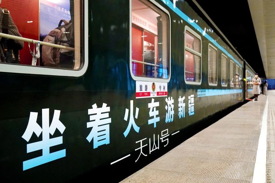 شينجيانغ تستعد لإطلاق 100 قطار سياحي هذا العام