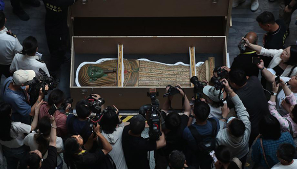 لأول مرّة في آسيا، شانغهاي تستقبل 788 قطعة أثرية مصرية
                    وصلت 788 قطعة أثرية مصرية إلى شانغهاي في 16 يونيو الجاري وسيتم الكشف عنها إلى العلن في 18 يوليو القادم في "معرض الحضارة المصرية القديمة" الذي ينظمه متحف شانغهاي بالاشتراك مع وزارة السياحة والآثار المصرية. وقد حظي هذا الخبر باهتمام كبير في الصين، ويترقب العديد من الصينيين زيارة المعرض للالتقاء بشواهد الحضارة المصرية العريقة.