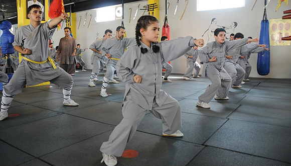ممارسة رياضة "الووشو" الصينية في العراق
                    
  في الصورة الملتقطة يوم 12 يونيو 2024، عشاق رياضة الفنون القتالية الصينية "الووشو" يتدربون في نادي لممارسة "الووشو" بمحافظة السليمانية في العراق.
