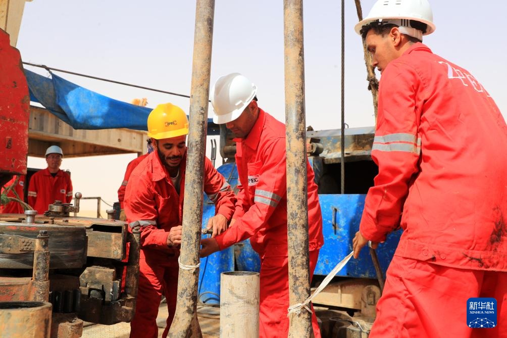فرق حفر الآبار الصيني في الصحراء