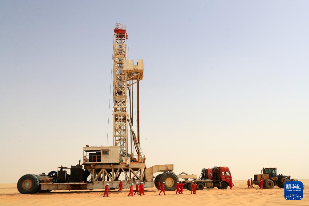 فرق حفر الآبار الصيني في الصحراء