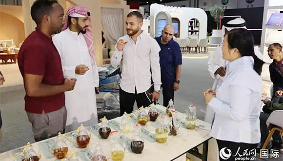 الكتب الصينية المختارة تجذب الأنظار في معرض أبوظبي الدولي للكتاب 2025                    أقيمت فعاليات الدورة الـ 34 من معرض أبوظبي الدولي للكتاب 2025 تحت شعار "المعرفة تنير مجتمعاتنا" في مركز أبوظبي الوطني للمعارض في دولة الإمارات العربية المتحدة خلال الفترة من 26 أبريل إلى 5 مايو، مستقطباً 1400 عارض من 96 دولة ومنطقة. وقد جلب الوفد الصيني المشارك، الذي يتكون من 11 وحدة نشر بما في ذلك مجموعة النشر والإعلام التعليمية الصينية ودار النشر الشعبية، ما يقرب من ألف كتاب مختار، وعقد سلسلة من أنشطة التبادل الثقافي، والتي جذبت اهتماما واسع النطاق.