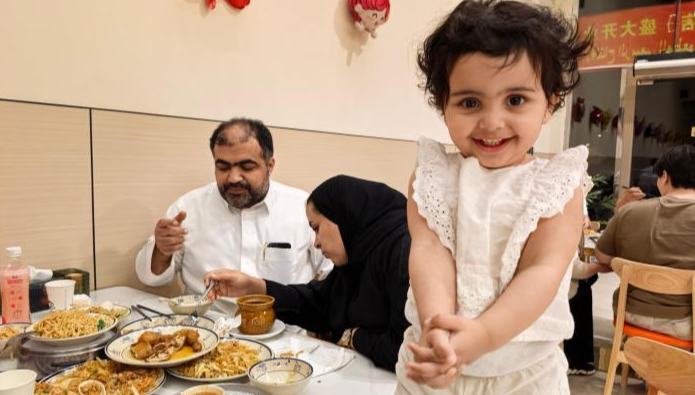 أول متجر لسلسلة "شاشيان ديلاكسيس" في الشرق الأوسط يفتتح بالرياض                    شهد مركز الرياض الدولي للمؤتمرات والمعارض، في 11 مايو الجاري، افتتاح أول متجر رئيسي لسلسلة مطاعم " شاشيان ديلاكسيس" الصينية. معلنا عن دخول السلسلة سوق الشرق الأوسط رسميا. وشهد يوم الافتتاح إقبالا لافتا، حيث تجاوزت المبيعات حاجز 50 ألف يوان، وسجلت الأصناف اليدوية الصنع مبيعات عالية، مما يعكس قوة الطلب في السوق السعودية.