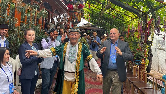 مراسلون من دول منظمة شانغهاي للتعاون يجربون السياحة الثقافية التقليدية بشينجيانغ                    قامت مجموعة من مراسلي وسائل الإعلام من دول منظمة شانغهاي للتعاون بزيارة منطقة كازانشي السياحية في ولاية إيلي بمنطقة شينجيانغ الويغورية ذاتية الحكم يوم 24 مايو الجاري، للتعرف على السياحة الثقافية التقليدية وتجربتها بشكل مباشر. وقد انطلقت الفعالية في إطار منتدى التعاون الإعلامي لدول منظمة شنغهاي 2025 الذي عقد يوم 23 مايو الجاري في أورومتشي.
