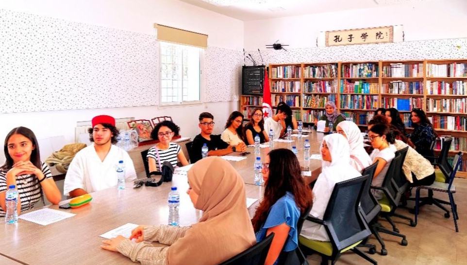 19 تلميذا تونسيا سيزورون الصين في إطار مخيم صيفي للغة الصينية                    نظّم معهد كونفوشيوس بجامعة قرطاج في تونس، مؤخرا، لقاء تعريفيا قبيل انطلاق أول دفعة من المشاركين في "جسر اللغة الصينية" إلى المخيم الصيفي في الصين. ويستعد 19 تلميذا من سبع مدن تونسية لزيارة مدينتي داليان وبكين خلال أسبوعين، لاكتشاف الثقافة الصينية والاطلاع على منجزات الصين في مسارها نحو التحديث.