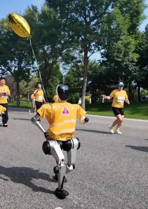 لأول مرة .. روبوتات إلى جانب العدائين البشريين يركضون في ماراثون سور الصين العظيم في هوايرو
