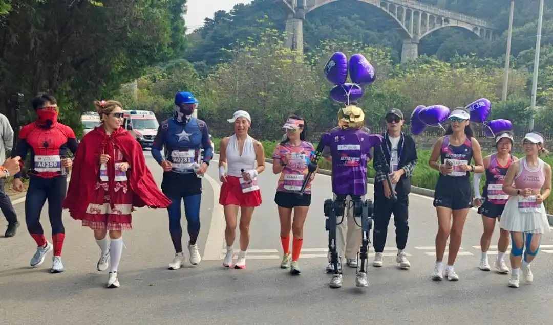 لأول مرة .. روبوتات إلى جانب العدائين البشريين يركضون في ماراثون سور الصين العظيم في هوايرو