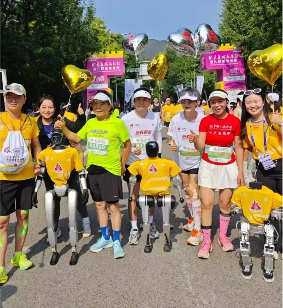 لأول مرة .. روبوتات إلى جانب العدائين البشريين يركضون في ماراثون سور الصين العظيم في هوايرو