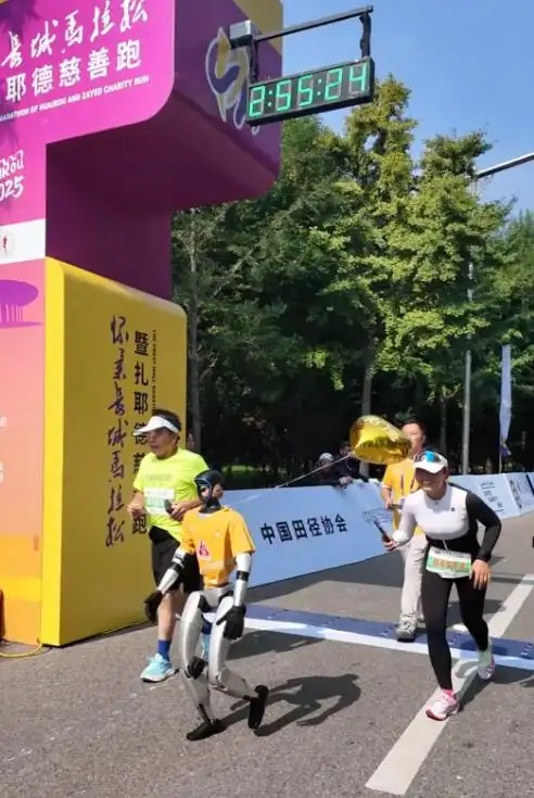 لأول مرة .. روبوتات إلى جانب العدائين البشريين يركضون في ماراثون سور الصين العظيم في هوايرو