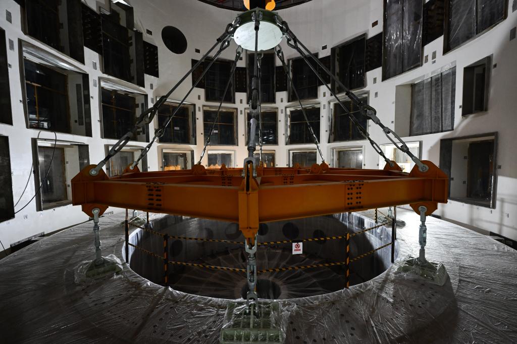 الصين تحقق تقدما نحو توليد الكهرباء من طاقة الاندماج مع التركيب الناجح لمكون رئيسي لجهاز مدمج تجريبي