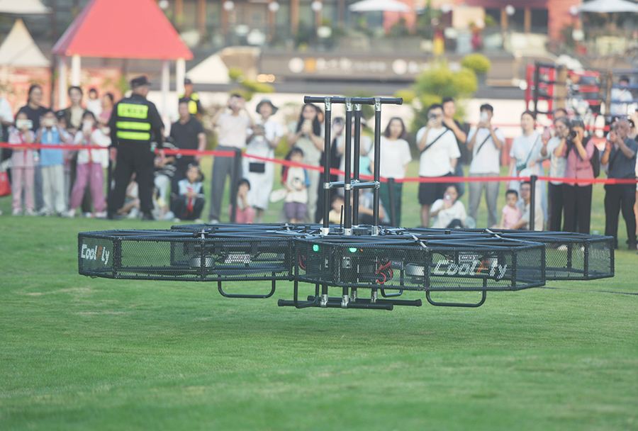 طيار يتجول بمركبته الصغيرة فوق ساحة بهانغتشو