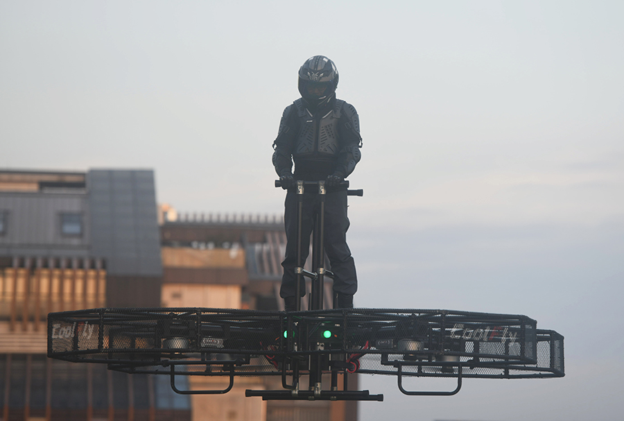 طيار يتجول بمركبته الصغيرة فوق ساحة بهانغتشو