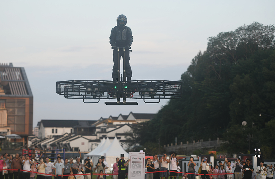 طيار يتجول بمركبته الصغيرة فوق ساحة بهانغتشو