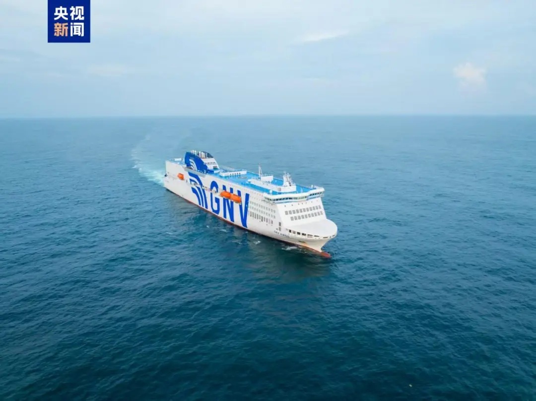 تسليم أول سفينة نقل ركاب  كبيرة الحجم تعمل بالوقود المزدوج إلى إيطاليا