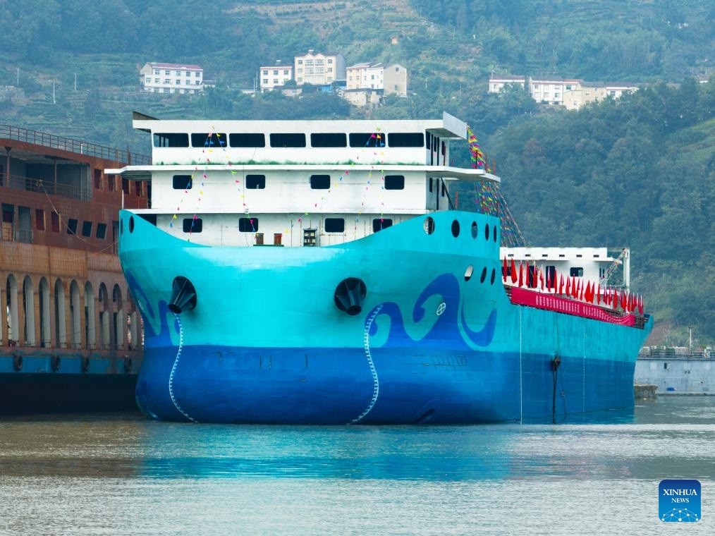 إطلاق أكبر سفينة شحن كهربائية بالكامل في الصين في مقاطعة هوبي