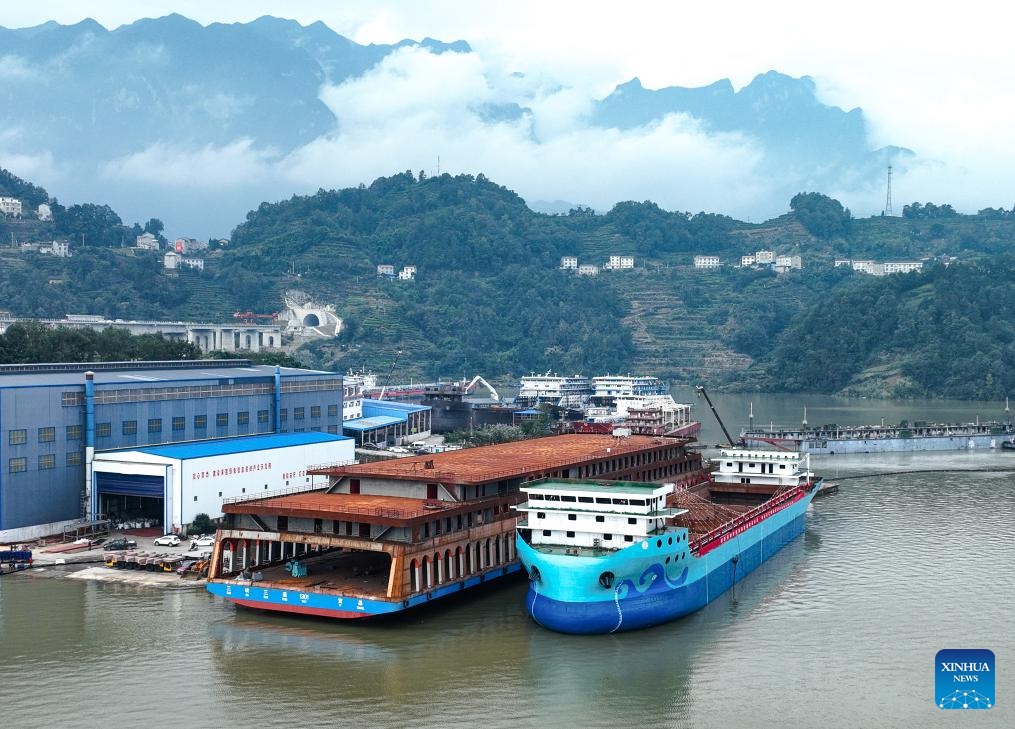 إطلاق أكبر سفينة شحن كهربائية بالكامل في الصين في مقاطعة هوبي