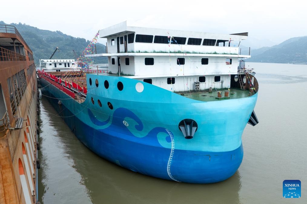 إطلاق أكبر سفينة شحن كهربائية بالكامل في الصين في مقاطعة هوبي