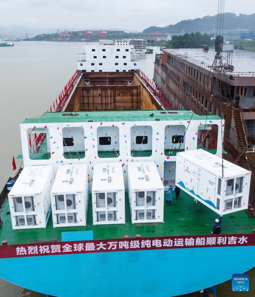 إطلاق أكبر سفينة شحن كهربائية بالكامل في الصين في مقاطعة هوبي