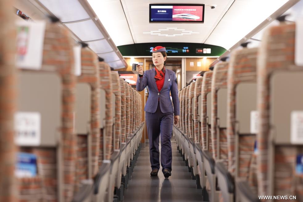 بدء التشغيل التجريبي لخط سكة حديد فائق السرعة يربط قاعدة الصين الثورية القديمة بمدينة شيآن