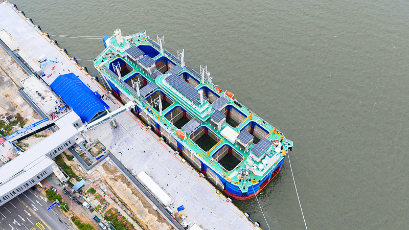 تسليم سفينة مبتكرة لتربية الأحياء المائية في جنوبي الصين