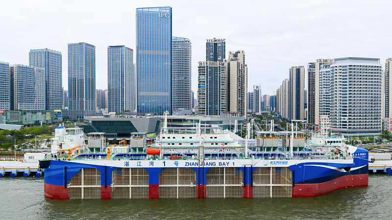 تسليم سفينة مبتكرة لتربية الأحياء المائية في جنوبي الصين