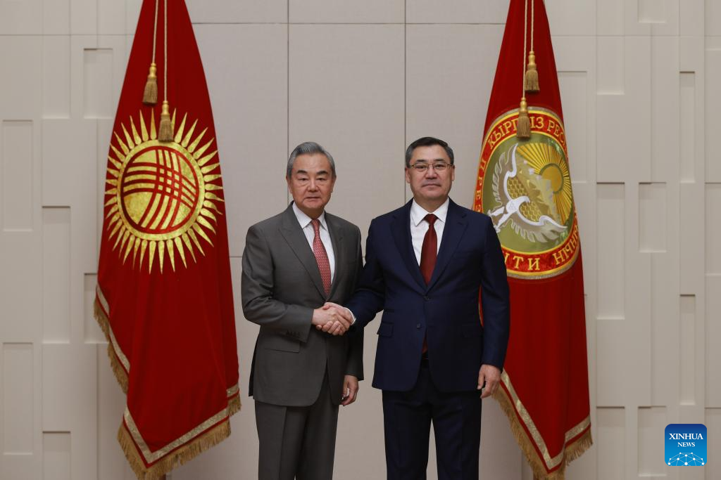 الرئيس القرغيزي يلتقي وزير الخارجية الصيني لتعزيز التعاون