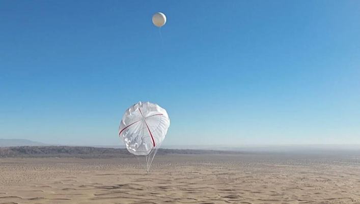 أكبر طائرة ورقية لتوليد طاقة الرياح على ارتفاعات عالية في العالم تنطلق في شمال الصين                    تتجسد إنجازاتٌ رائدة في مجال ابتكارات الطاقة المتجددة في سهول لواء ألكسا الأيسر الشاسعة، الواقعة في منطقة منغوليا الداخلية ذاتية الحكم شمالي الصين. فقد أكملت مؤخرًا أكبر طائرة ورقية لتوليد طاقة الرياح على ارتفاعات عالية في العالم، وهي عبارة عن نظام طاقة رياح جوي بمساحة 5000 متر مربع، جميع الاختبارات المقررة وحققت استقرارًا في عملية الاستعادة في الجو. ويمثل هذا الإنجاز خطوة مهمة نحو التطبيق الهندسي لتكنولوجيا طاقة الرياح على ارتفاعات عالية في الصين.