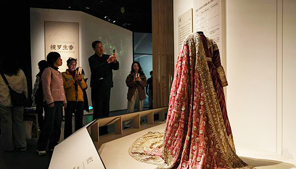 من شمال إفريقيا الى شرق آسيا.. تألق الأزياء الذهبية التقليدية في متحف تشنغدو                    افتُتح المعرض الخاص "الخيوط الذهبية – موضة الملابس الذهبية من شمال أفريقيا إلى شرق آسيا" رسمياً في متحف تشنغدو يوم 30 نوفمبر الماضي. ويضم المعرض أكثر من 200 قطعة تقليدية ثمينة مطرزة بالذهب من سبع مؤسسات ثقافية فرنسية، بالإضافة إلى مجموعات قيمة من ثماني مؤسسات ثقافية ومتاحف محلية، بما في ذلك المتحف الوطني الصيني للحرير.