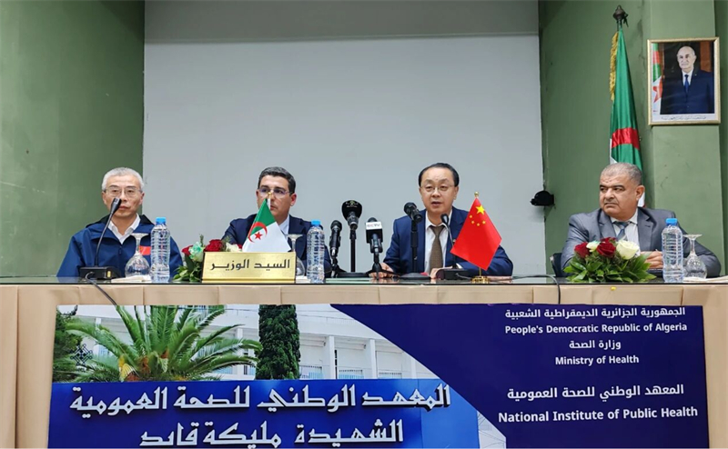 الجزائر تكرم الفريق الطبي الصيني الـ 28