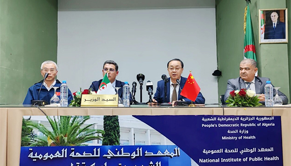 الجزائر تكرم الفريق الطبي الصيني الـ 28                    كرمت الجزائر الفريق الطبي الصيني الـ 28 بتقديم شهادات تقدير وهدايا في حفل وداع أقيم في المعهد الوطني للصحة العامة بالجزائر، إيذانا بنهاية مهمته الطبية في الجزائر.