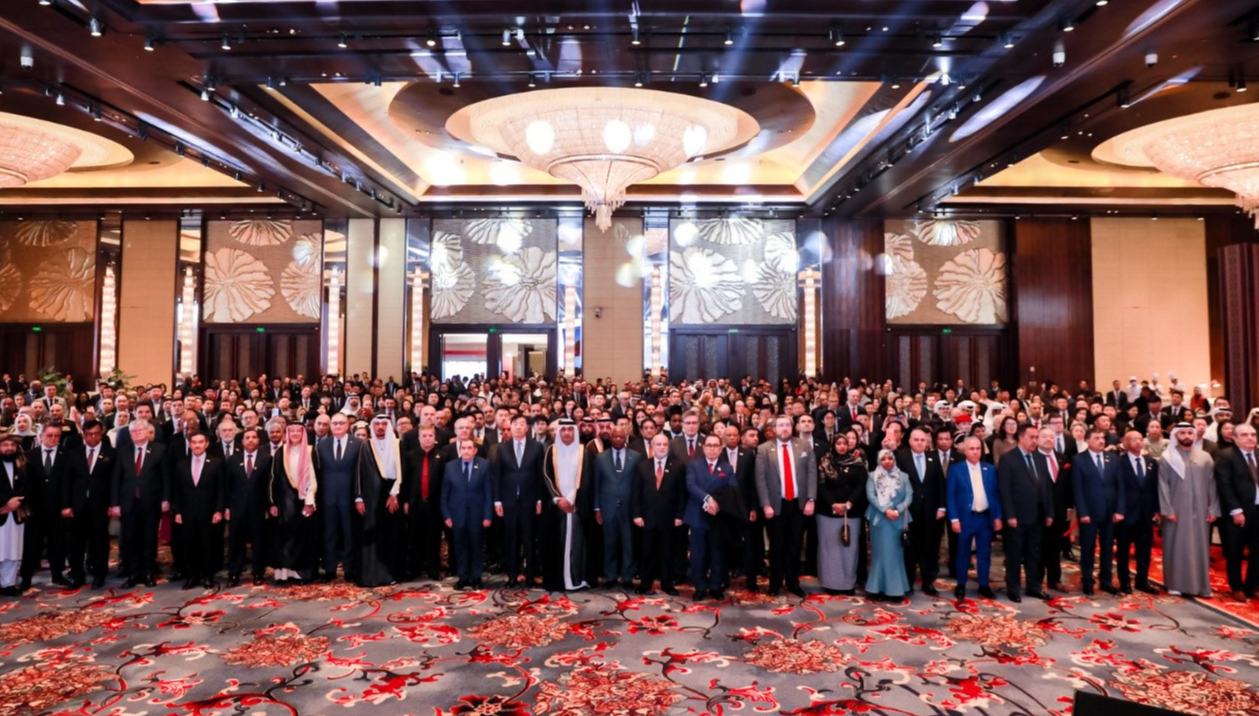 في احتفال اليوم الوطني ببكين… السفير القطري: الشراكة مع الصين حققت تقدّما نوعيّا في 2025                    احتفلت سفارة دولة قطر لدى جمهورية الصين الشعبية الإثنين 8 ديسمبر الجاري، باليوم الوطني القطري، تحت إشراف السفير محمد بن عبدالله الدهيمي، وبحضور المبعوث الخاص للحكومة الصينية لشؤون الشرق الأوسط تشاي جيون، إلى جانب حضور دبلوماسي رسمي وممثلين عن المؤسسات الحكومية والأكاديمية والاقتصادية الصينية.