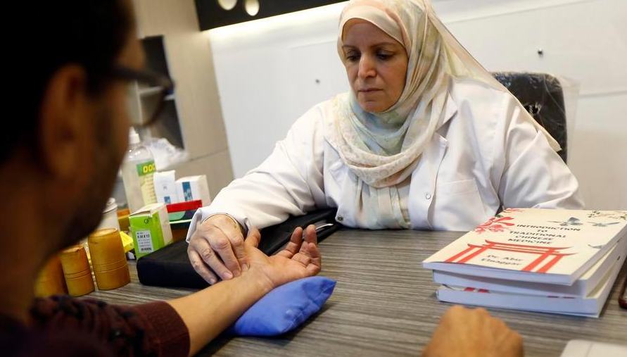 الطب الصيني التقليدي يقدم تجربة علاجية فريدة للمرضى المصريين                    داخل عيادتها في أحد المراكز الطبية بالقاهرة، ترتب أخصائية العلاج الطبيعي والعلاج بالأبر الصينية الدكتورة عبير النجار أدواتها من الإبر وكؤوس الحجامة بعناية وهدوء شديدين. وبخبرة تمتد لأكثر من 20 عاما، تجمع عبير النجار بين ممارسة الطب الصيني التقليدي ومتابعة تنامي تأثيره وازدياد الإقبال عليه في مصر.