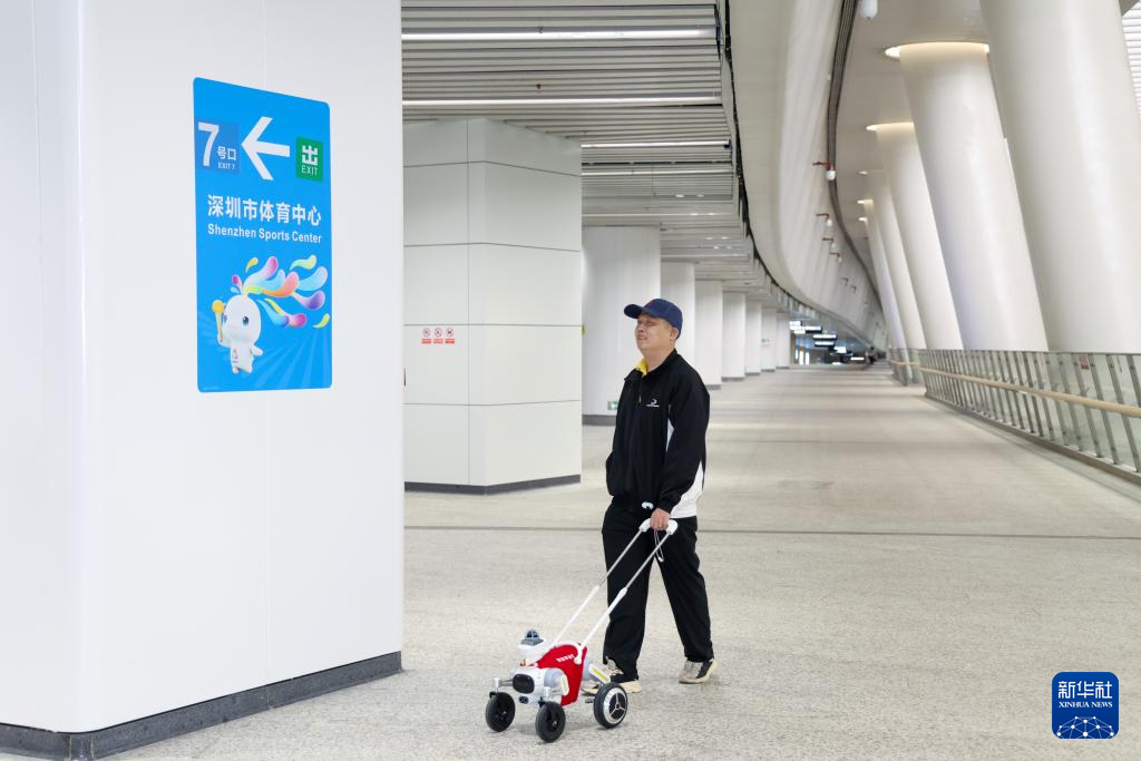 مترو شنتشن يستعين بكلب روبوتي لمرافقة الركاب المكفوفين