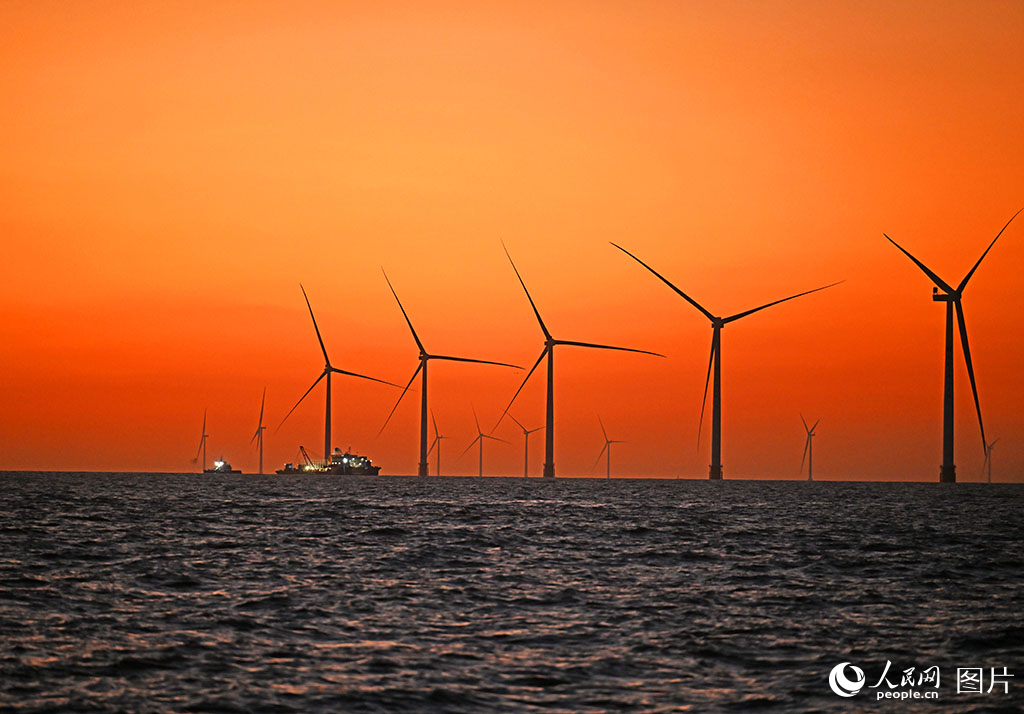 الصين تربط أبعد مشروع لطاقة الرياح البحرية بشبكة الكهرباء