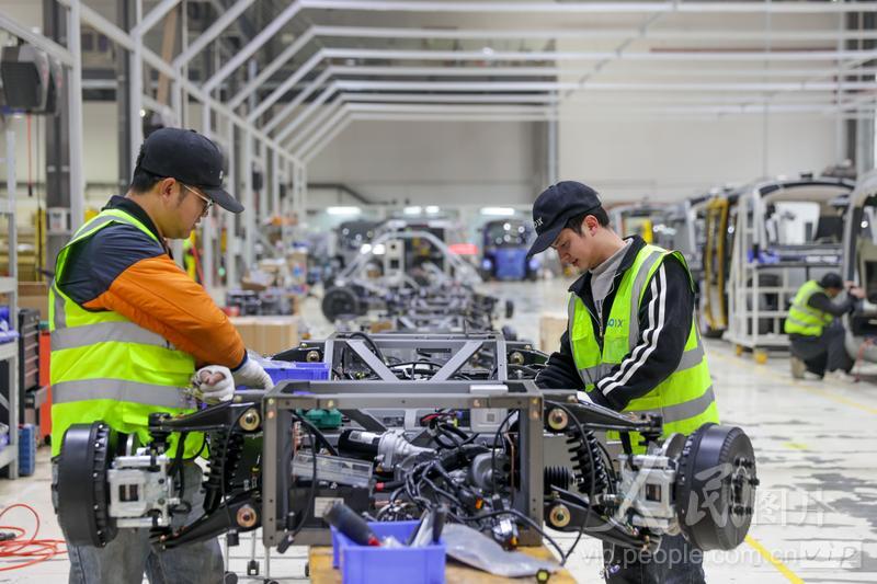 قوييانغ، قويتشو: حافلات صغيرة ذاتية القيادة تُصدّر إلى الخارج